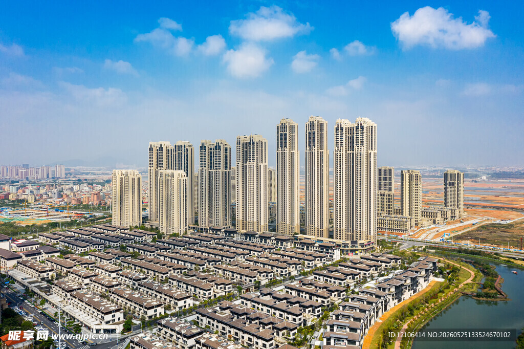 城市住宅区与河流景观