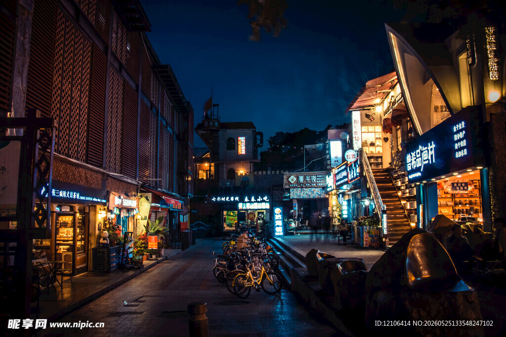 夜晚热闹的商业街景象