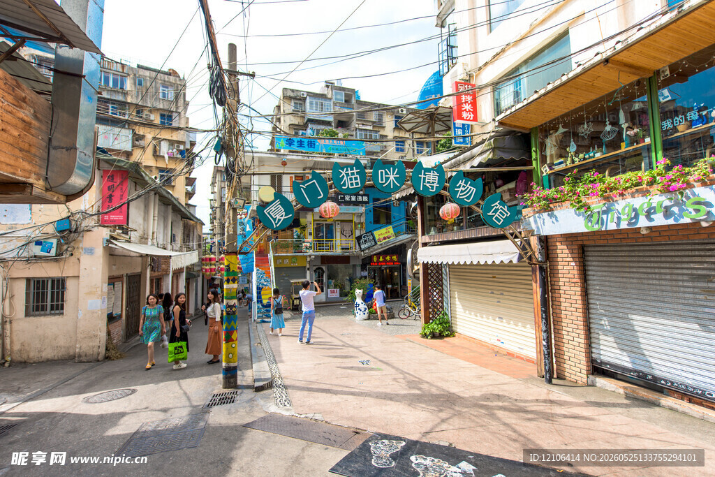 狭窄街道上的多彩城市景象