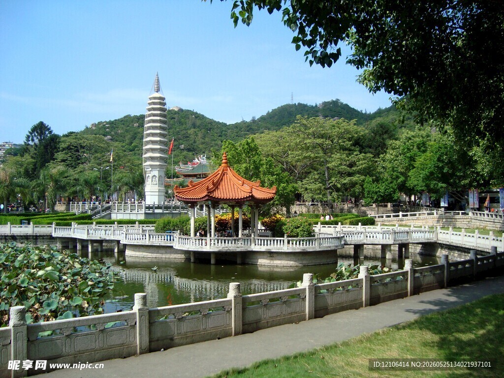 湖畔古塔凉亭美丽景致