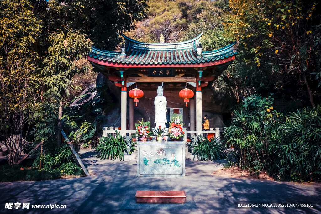 山林中的中式古典凉亭