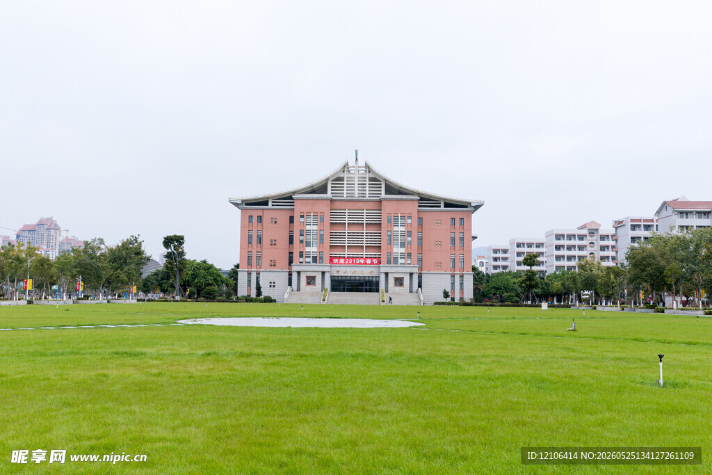 绿草如茵旁的中式建筑