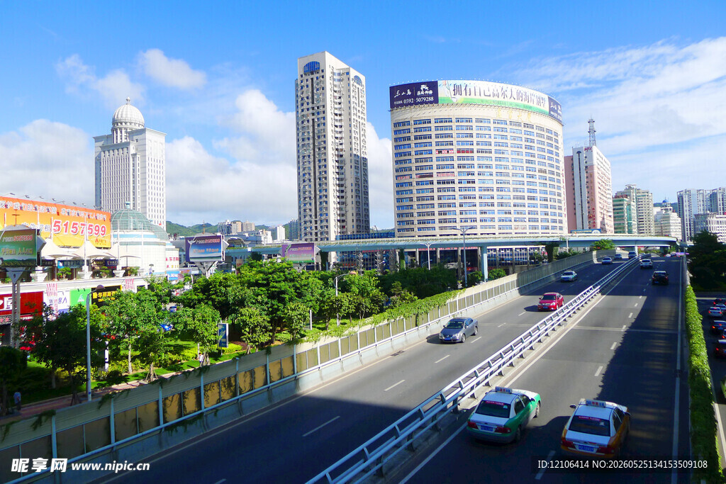 城市繁华公路与高楼景象