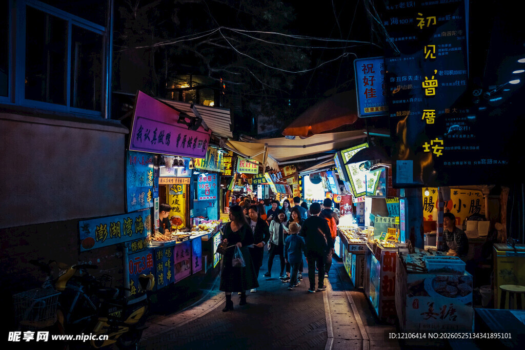 夜晚热闹的街头巷尾小店