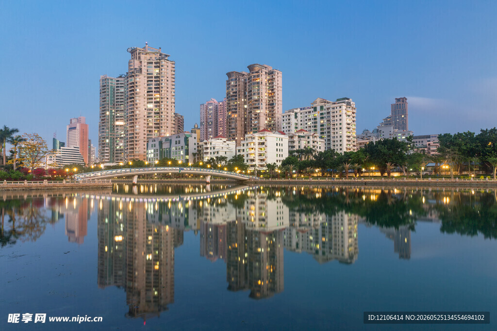 城市天际线与湖面倒影美景
