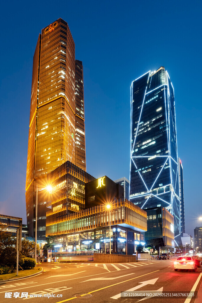城市夜景中的高楼建筑群