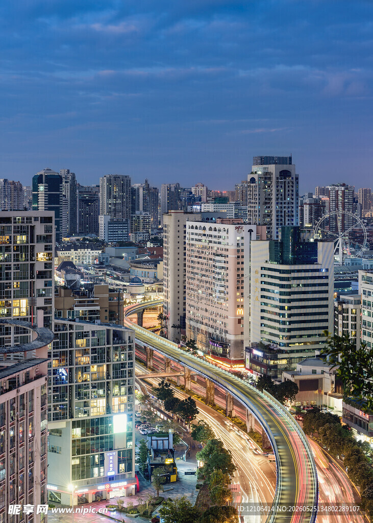 城市夜景中的繁华交通路段