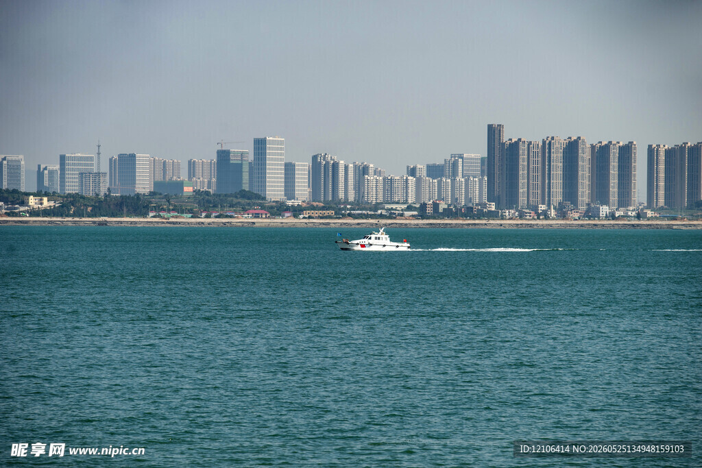 海上城市风光快艇疾驰
