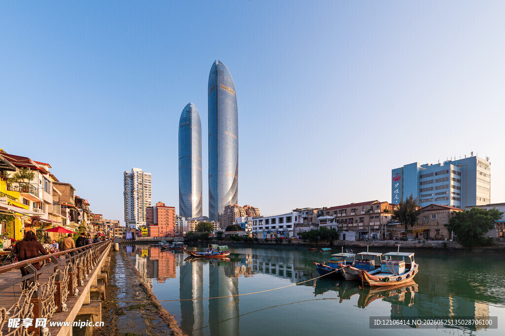 河畔城市风光与现代高楼