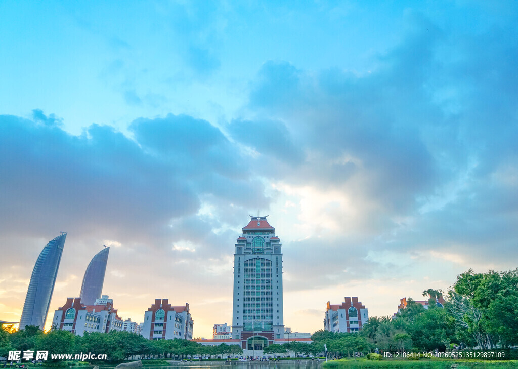 城市天际线与绚丽天空景观