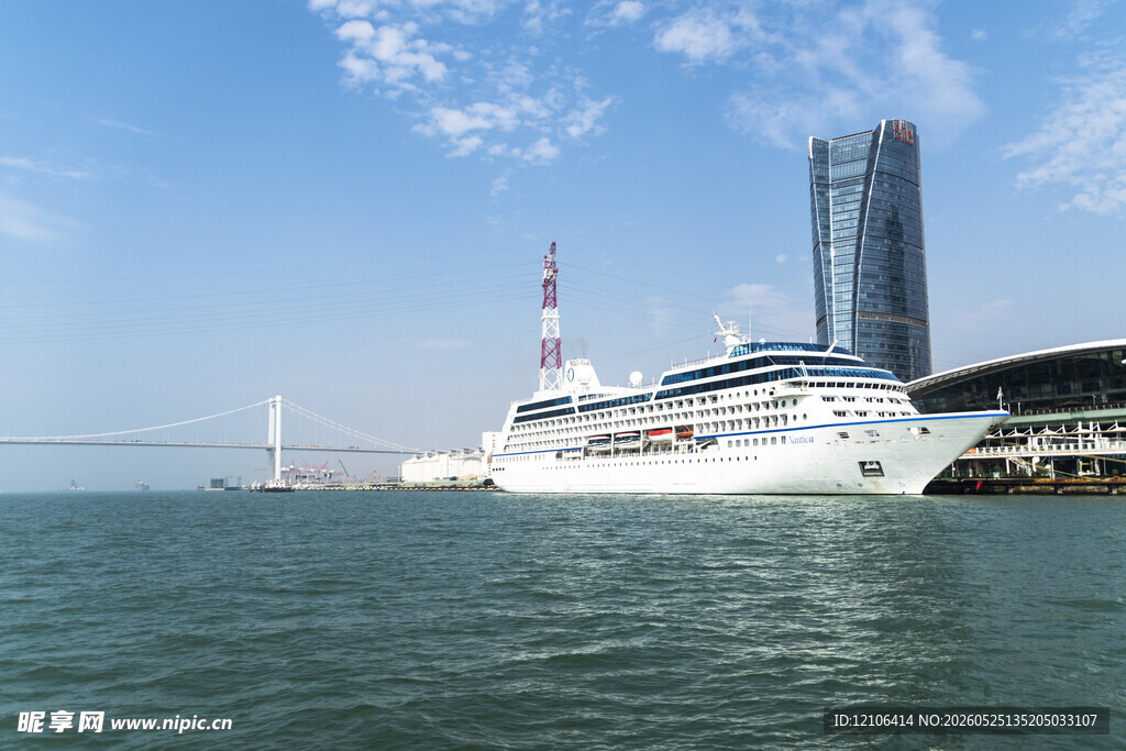 港口游轮与现代建筑景观