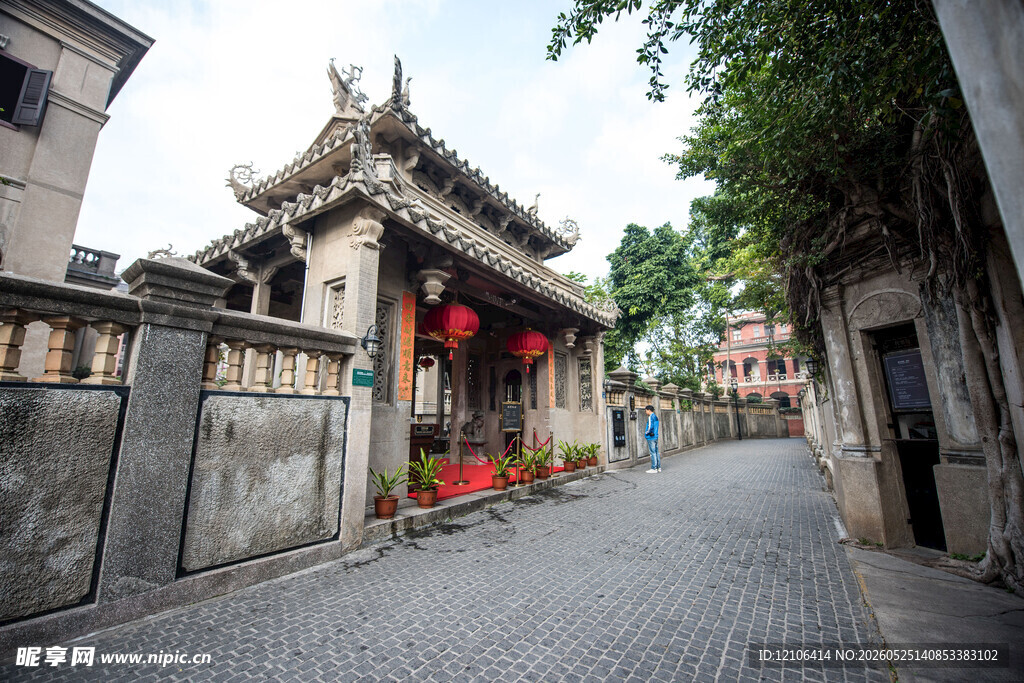 古巷中式建筑挂红灯笼