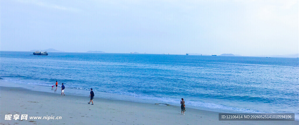 海边漫步的惬意美好