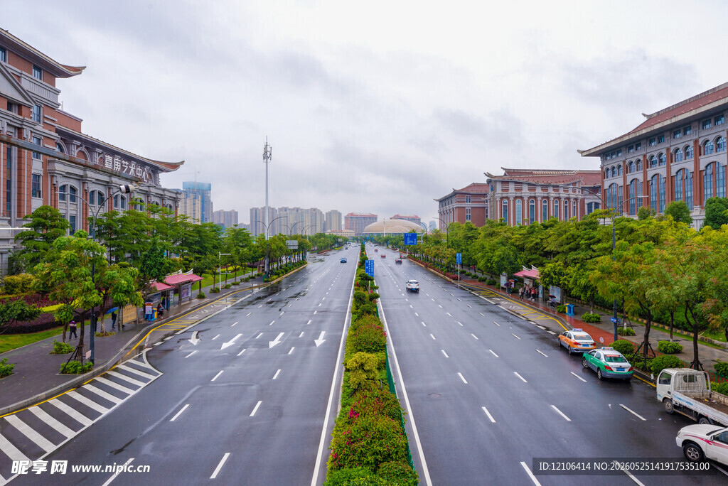 城市宽阔道路两旁建筑景观