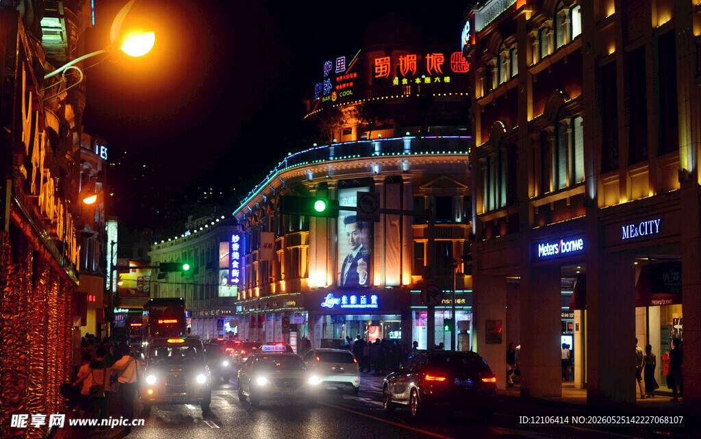 繁华都市的夜间街道景象