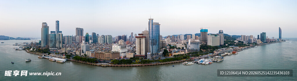 海滨城市天际线景观
