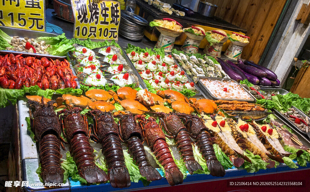 缤纷多彩的市场蔬菜摊位