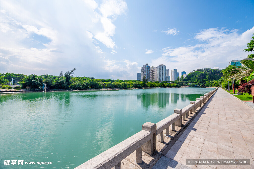 湖畔漫步道城市自然美景