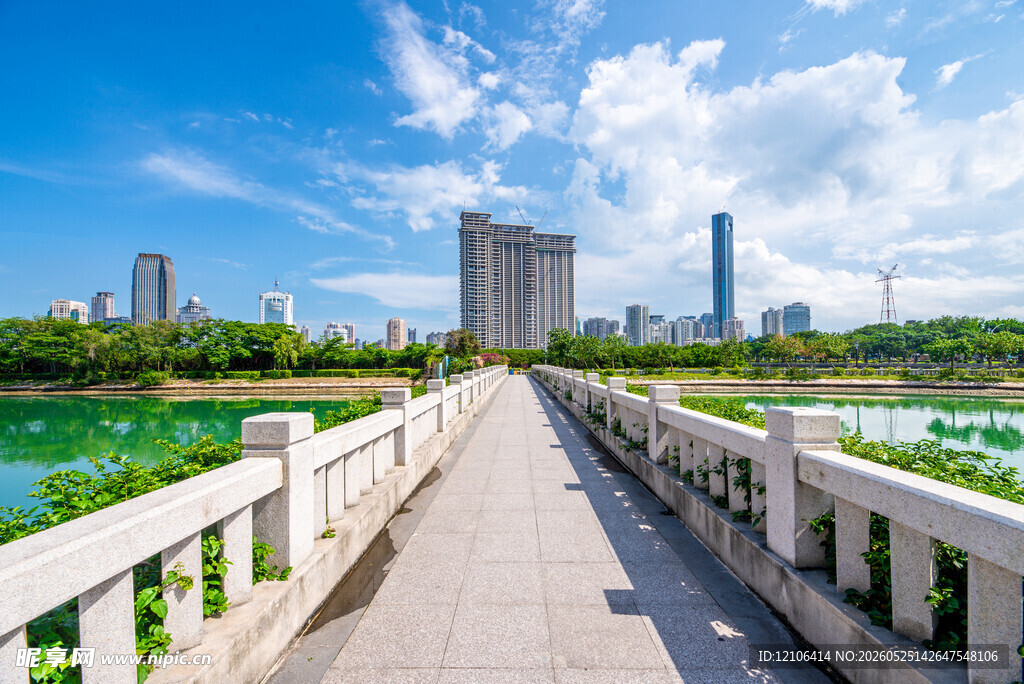 湖畔木桥与城市天际线