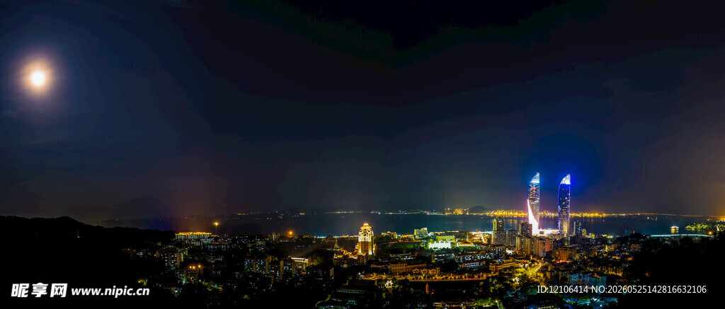 城市璀璨夜景与空中明月