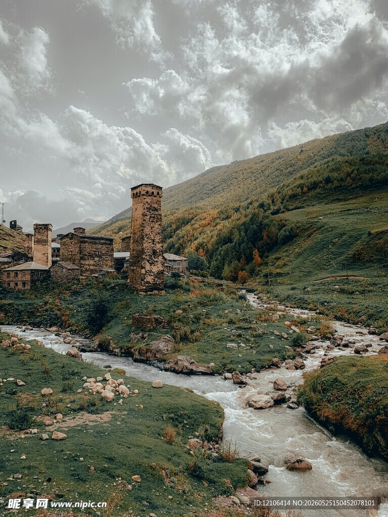 山间村落与潺潺溪流