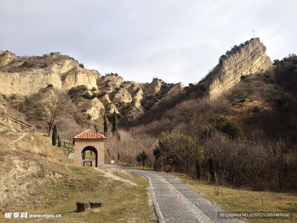 山间公路旁的古朴建筑