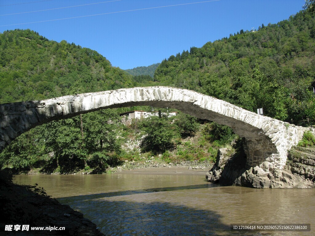 山间石拱桥横跨河流
