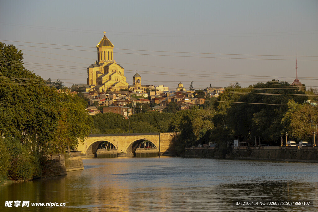河畔金塔石桥美景