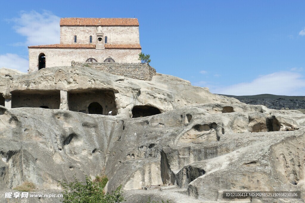 山顶古老建筑与岩石景观