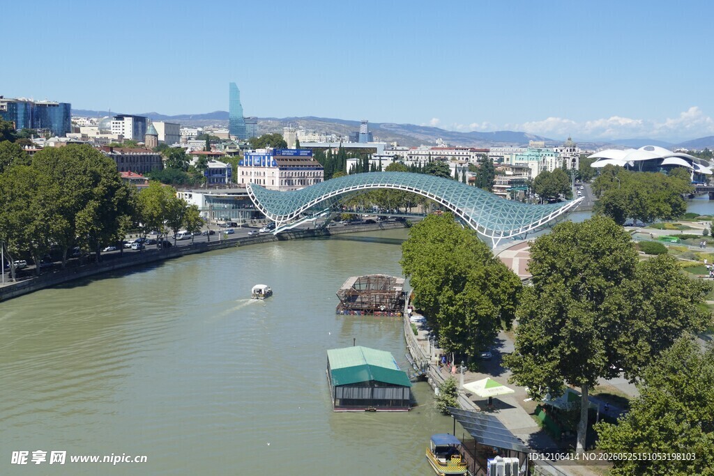 河畔桥梁风景如画