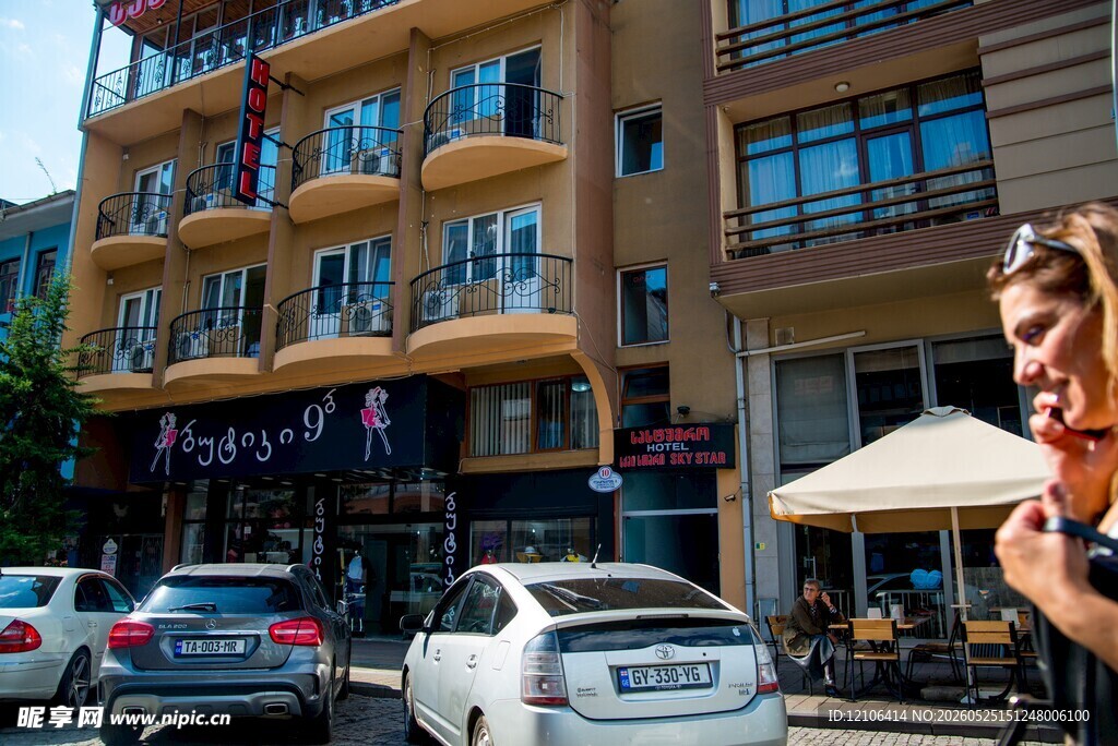 街道旁建筑前的休闲场景