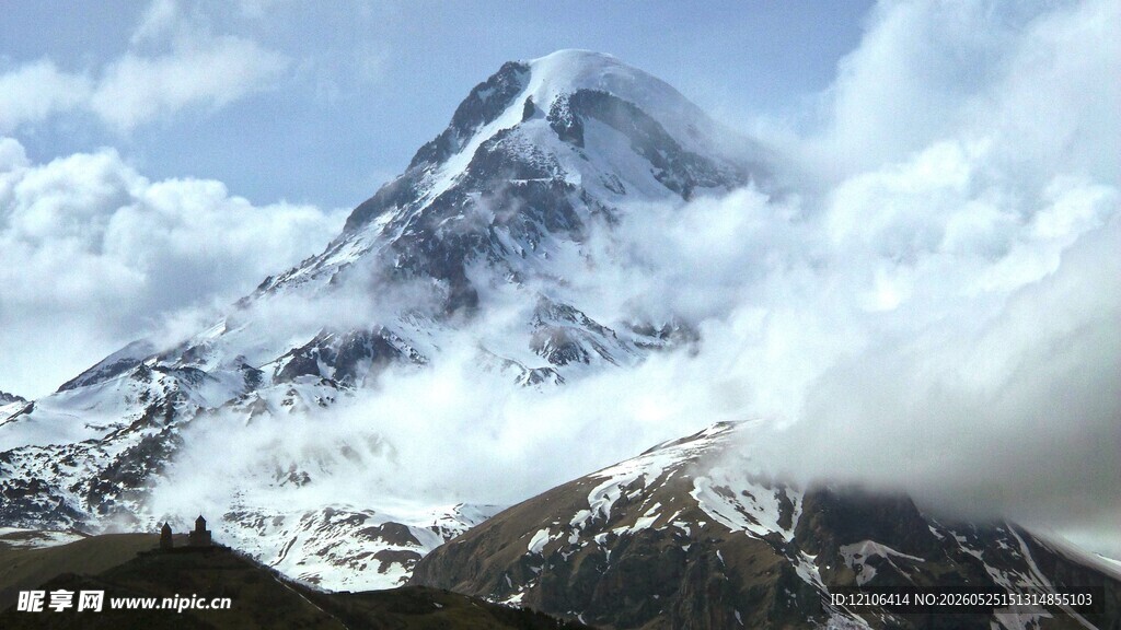 巍峨雪山云雾缭绕