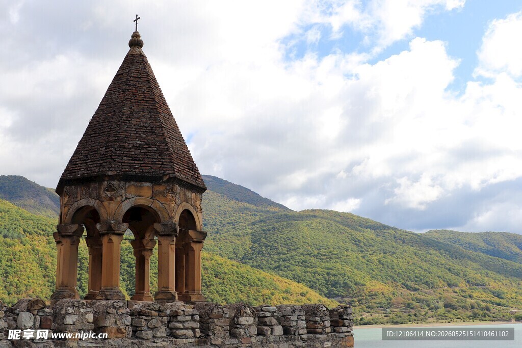 湖畔尖顶建筑与青山美景