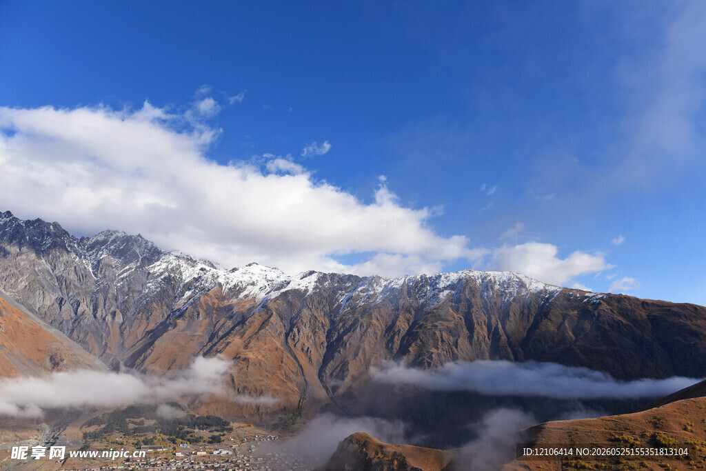 壮丽雪山云海景观