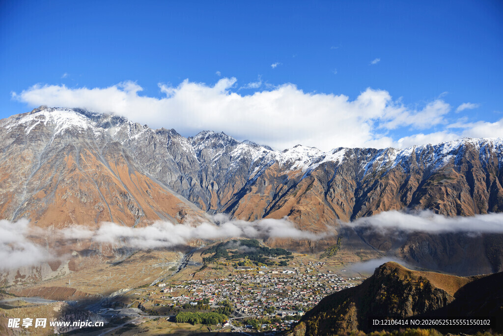 壮丽雪山下的山谷景观