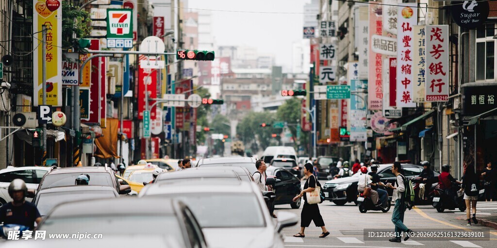 繁华都市街道行人景象