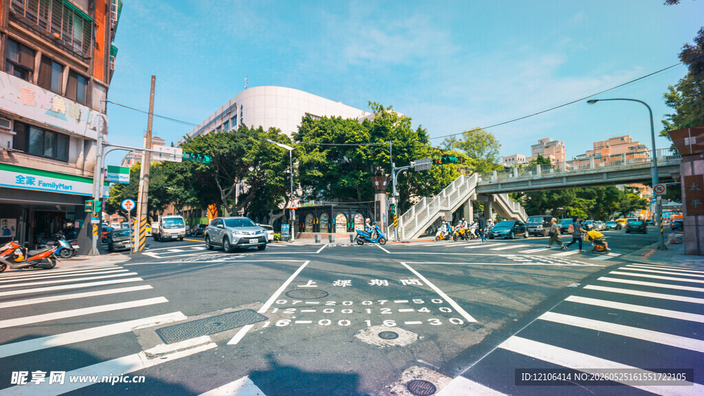 城市街道交叉路口景象