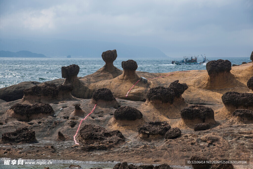 海边奇特礁石景观
