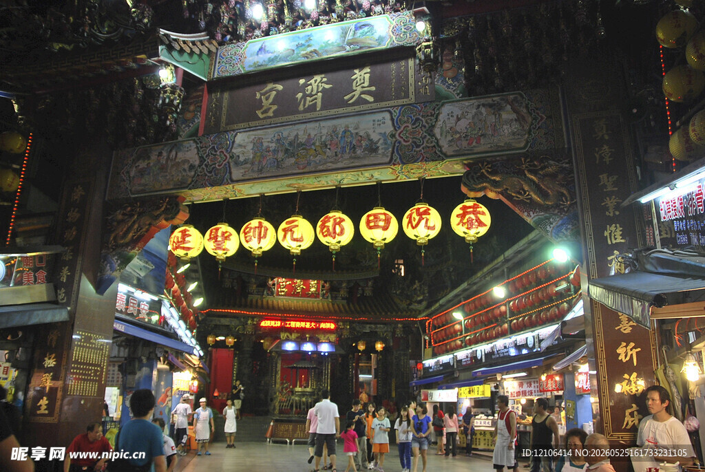 古街夜景灯笼高悬人熙攘