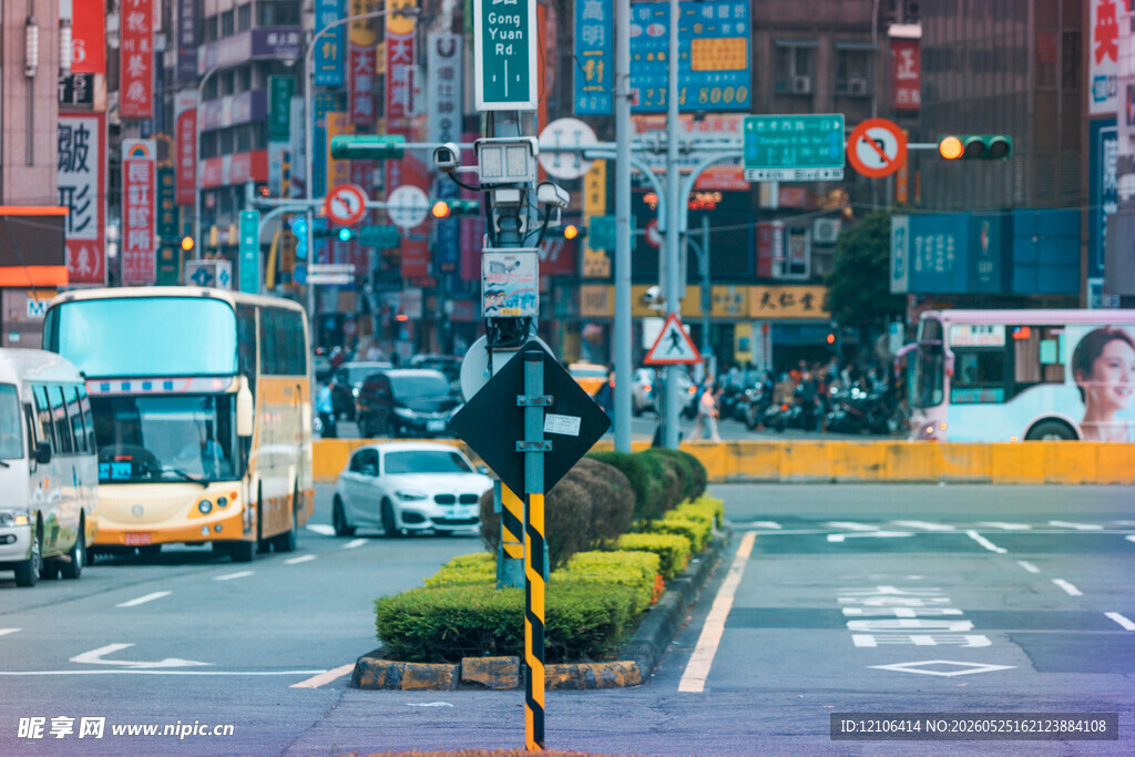 繁华都市街头景象