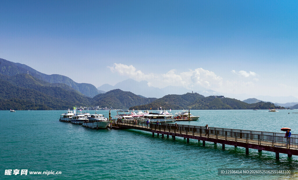 海滨长码头碧海蓝天美景