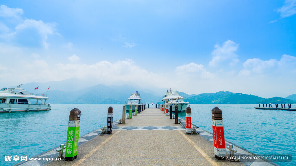 海滨码头游艇停泊美景