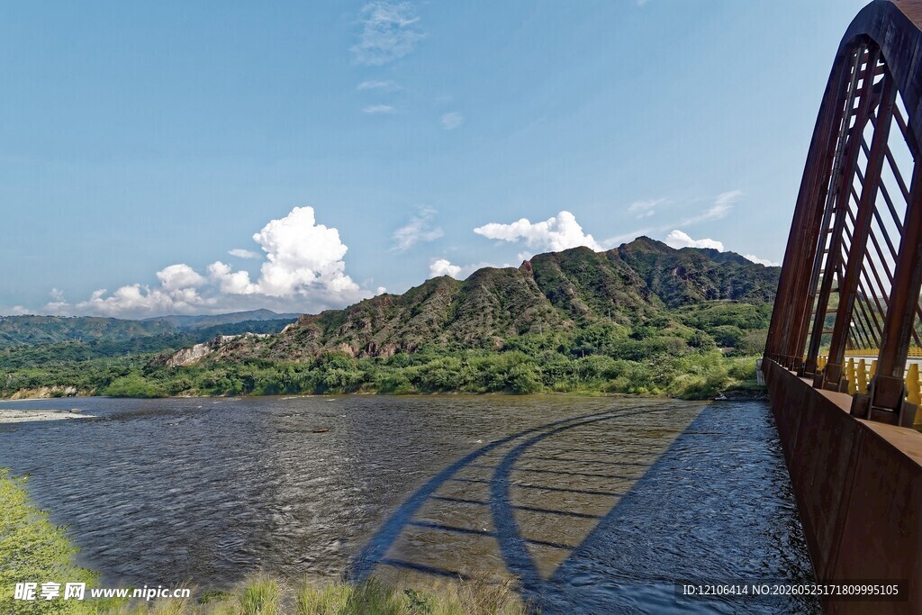桥上俯瞰青山绿水美景