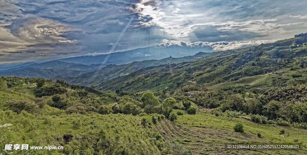 山间绿野壮阔自然景观