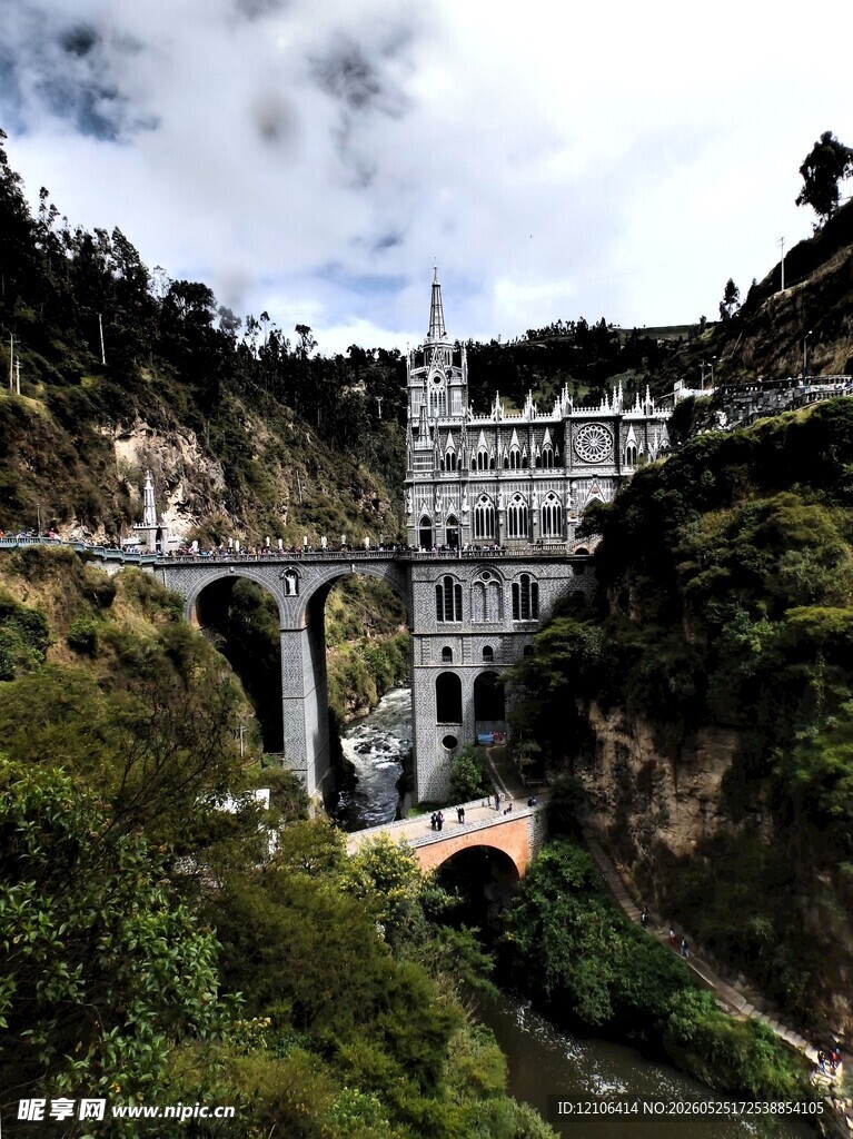 山间壮丽桥梁与建筑景观