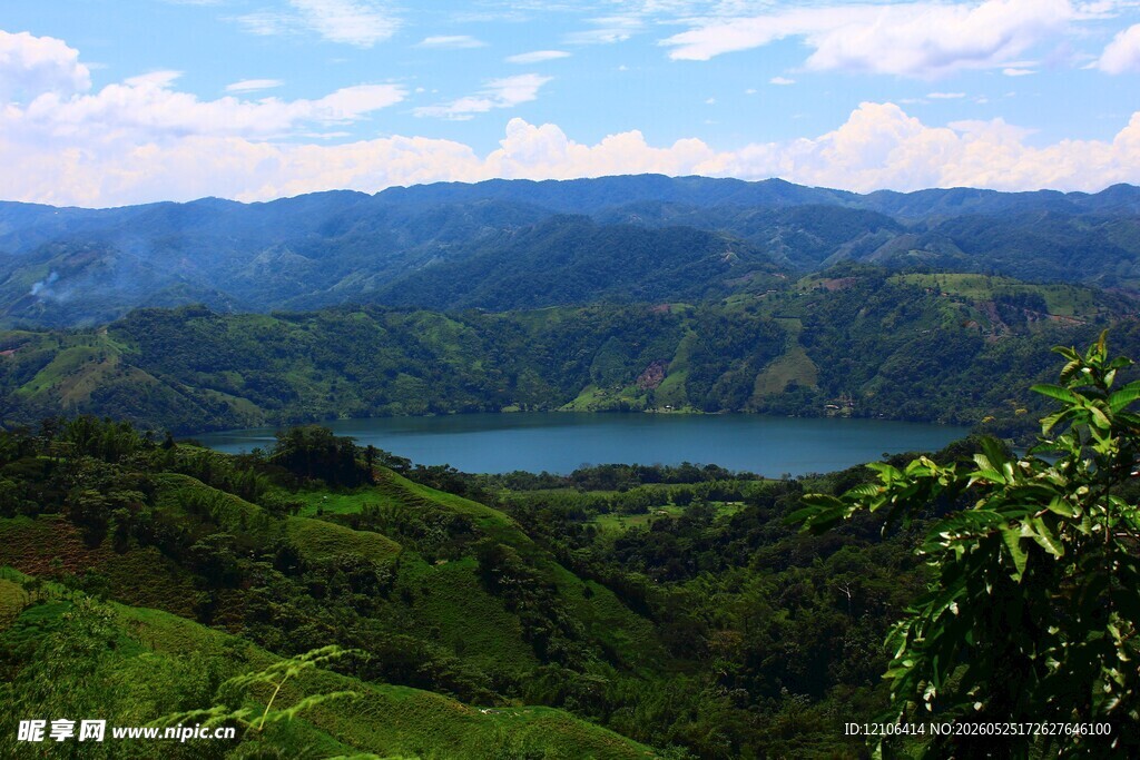 青山绿水间的美丽湖景