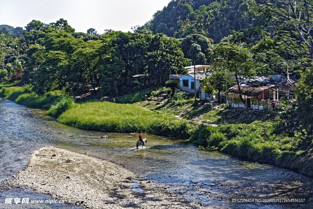 乡村河畔风光静谧美好