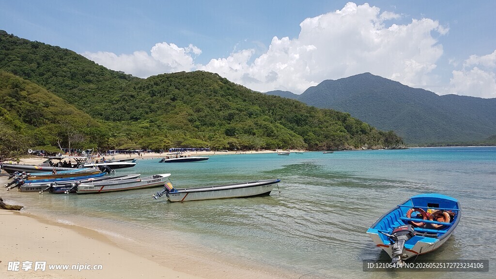 美丽海滨停泊的蓝色小船