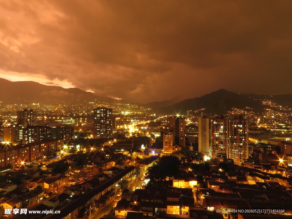 山城璀璨夜景俯瞰图