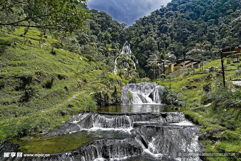 山间瀑布绿野中的灵动景致